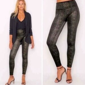 NWOT Spanx Leggings Velvet Shine Leggings
Black/Gold Large